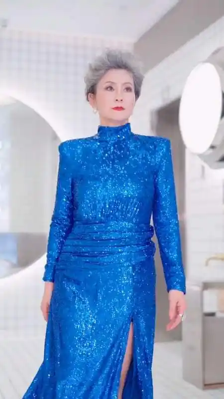 62岁的曹美丽奶奶说:"时尚不分年龄,每个年龄段都有不同的美" 自信的