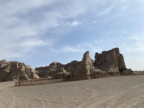 戈壁滩上的孤石(魔鬼城)