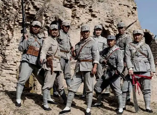 抗战时期八路军都绑腿,抗美援朝为何不绑了?都是鲜血换来的教训