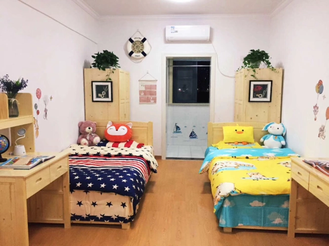 学校提供安全,舒适的两人及四人学生宿舍,宿舍内有独立卫生间,空气