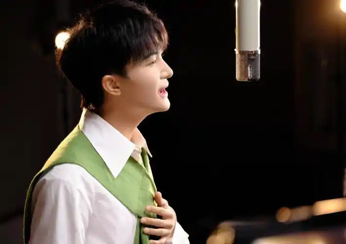 周深演唱会送票都没人看,开场整片空座,座位上放荧光棒太尴尬!