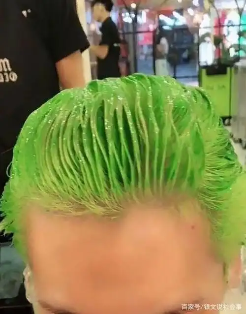 小伙子许诺分手后头发染绿,结果现在却后悔,网友:无可恋啊!