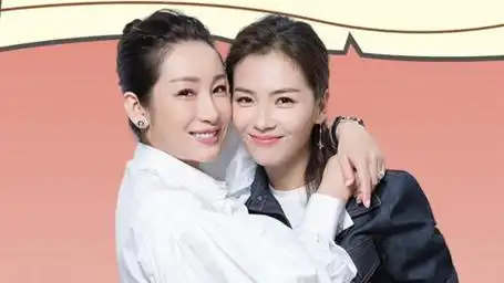 秦海璐对比刘涛,一张高清照曝光,才知过度保养和自然老去的差距