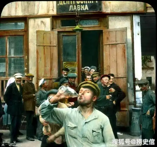 二十世纪初欧洲,古老的马车和拥挤的有轨电车,苏联男人当街喝酒