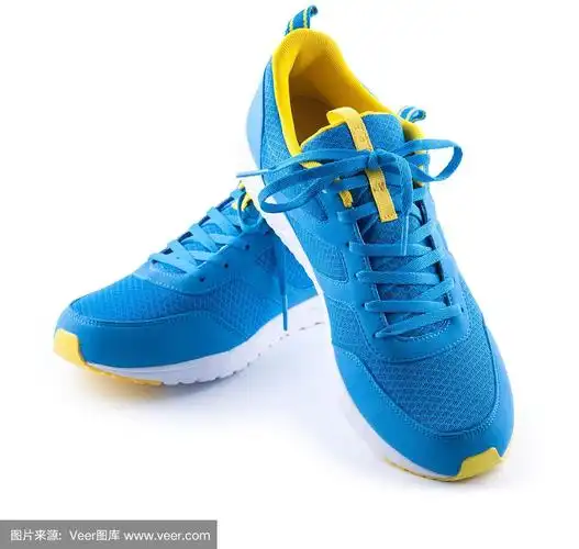 一双白色背景的蓝色运动鞋