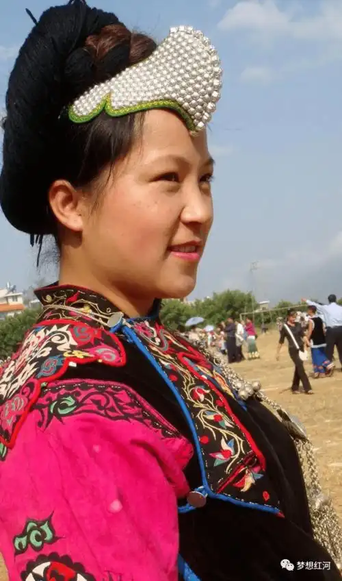 寻根红河县绚丽多彩的彝族服饰