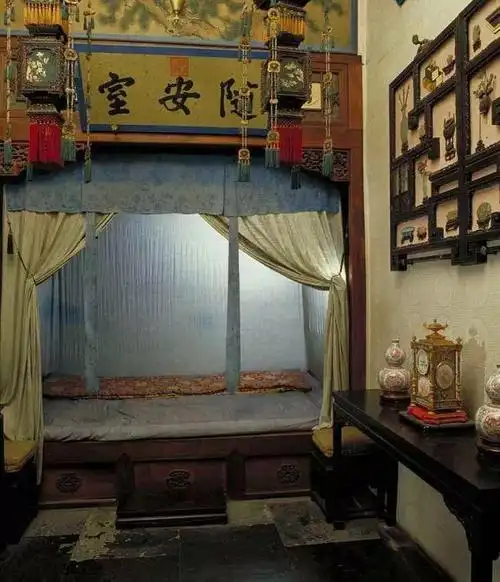 随安室内景,条案上的一对釉里红螭龙纹葫芦瓶,随安室位于养心殿东暖阁