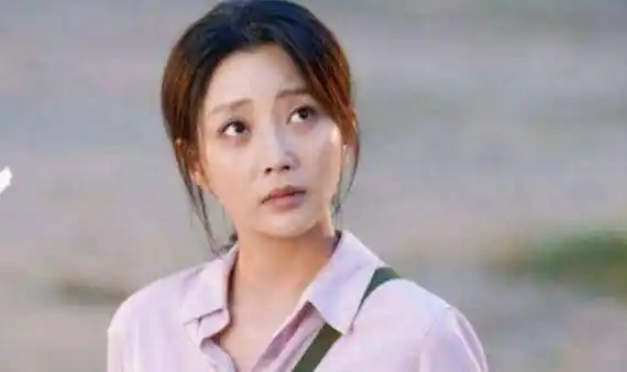 搭错车》,《鸡毛满天飞》,《你迟到的许多年》这些这名女明星便是殷桃