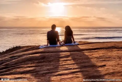 rgb40共享分举报收藏立即下载×关 键 词:温馨 情侣 夕阳 大海 背影