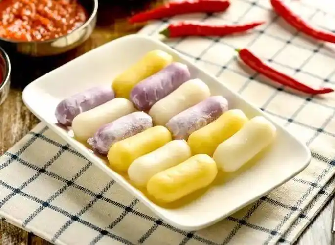 火锅里的年糕超级棒啊,软软糯糯,中间还有芝士夹心.一锅吃完太满足!