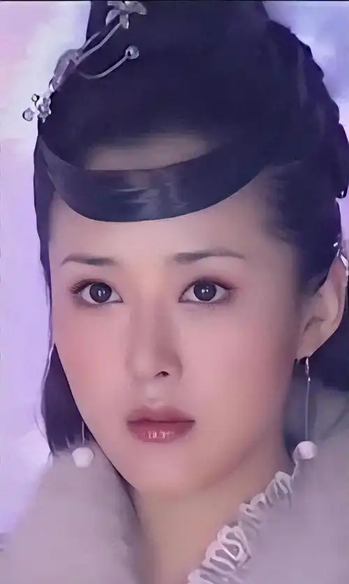 颜丹晨,她是《宝莲灯》中的"嫦娥姐姐",可以说是一个充满美貌的人.