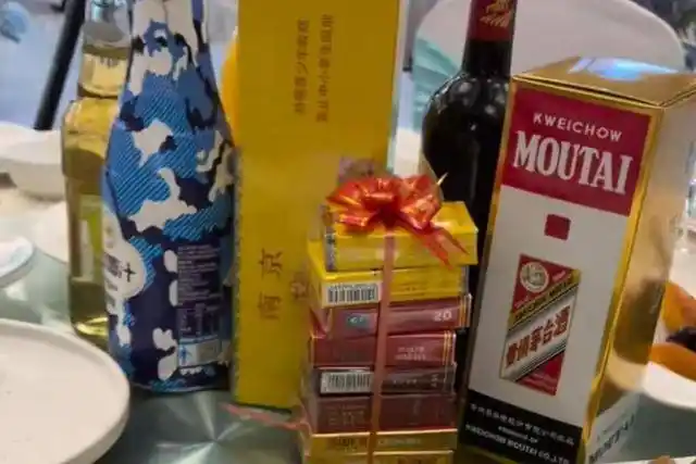 江苏男子吃席酒是茅台烟1000块一条网友这一桌一万起步