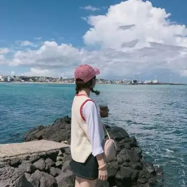 女生剪刀手背影头像高清青春阳光的唯美女生头像背影举剪刀手图