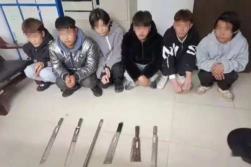 聚众斗殴收存管制刀具册亨6名男子被请进派出所