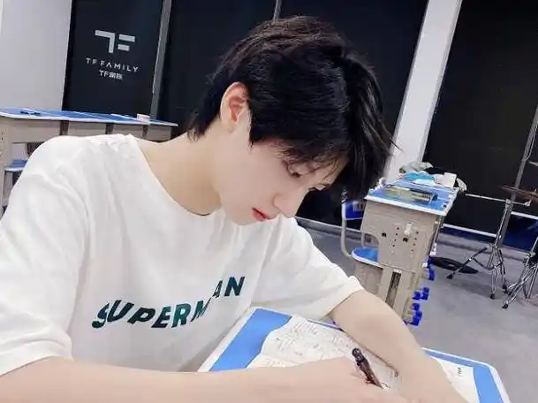 朱志鑫成七中校草,挽着同学胳膊去操场,素颜比开美颜还精致_时代_作业