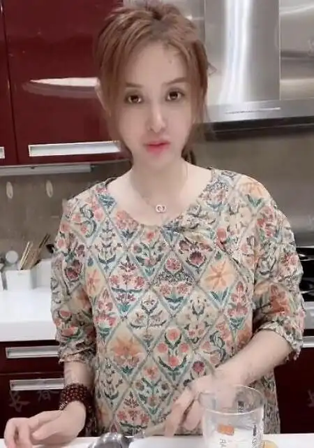 汪峰第三任妻子近照曝光40康作如满脸胶原蛋白气质不输章子怡