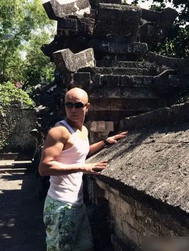 乐嘉晒肌肉照笑指自己是坏人 网友:喜欢坏人