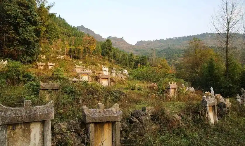 在农村,坟墓上能不能立碑呢?这些依据是怎么来的呢?_墓碑_后人_功德