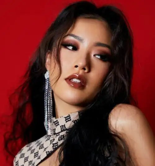 新湃传媒旗下艺人有:王菊,肖骁,郭雪芙,陈卓璇,于斌,郑繁星,高寒