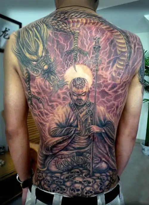 男人满背降龙罗汉纹身