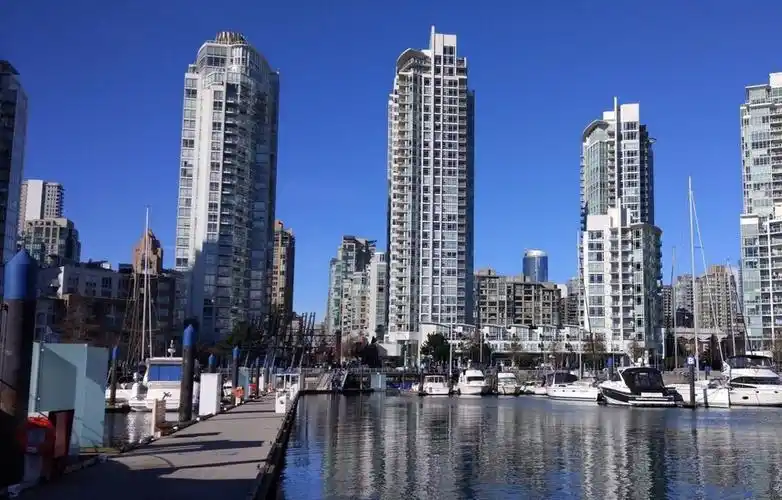 耶鲁镇距离煤气镇不太远,我们是一起玩的,小小的几条街道,吃吃饭喝喝