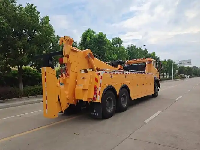 另有重汽豪沃后双桥重型清障车,陕汽后八轮大型一拖一救援拖车,25吨