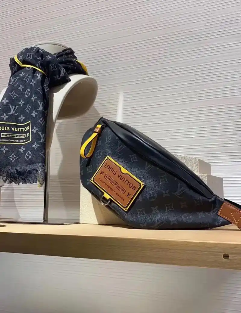 lv男士腰包经典牛皮斜挎胸包.m45220 discover - 抖音