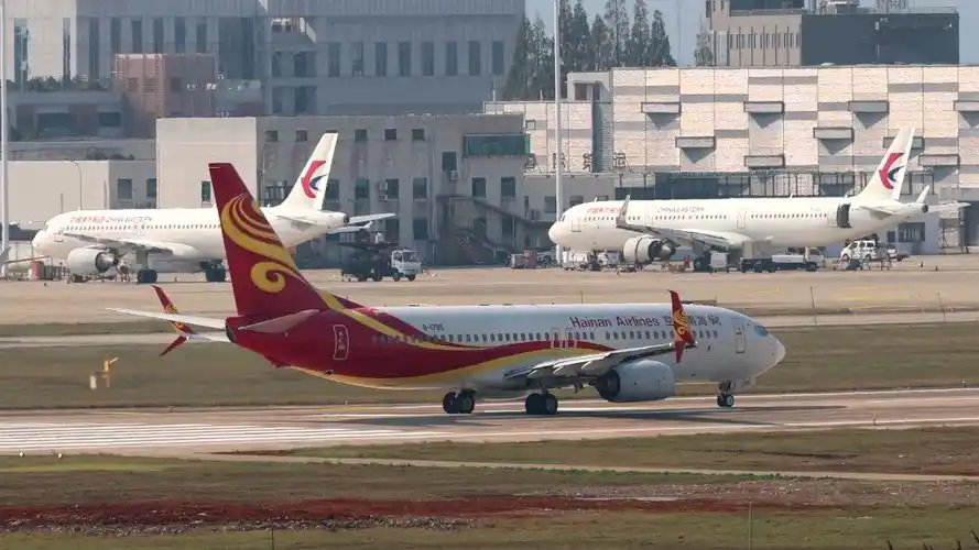 海航波音737-800起飞