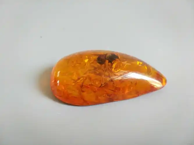 收来天然虫珀挂件