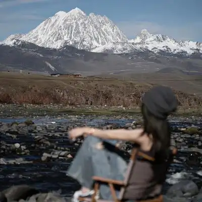 侧身唯美有意境的女生真人头像图片 高清好看的最新女生微信头像