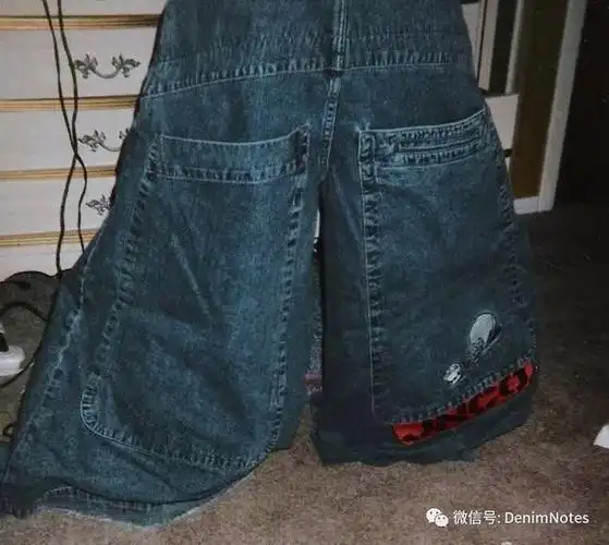 在90年代中期,靴型牛仔裤卷土重来.
