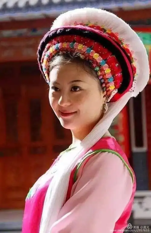 白族姑娘的头饰是"风花雪月"的帽子