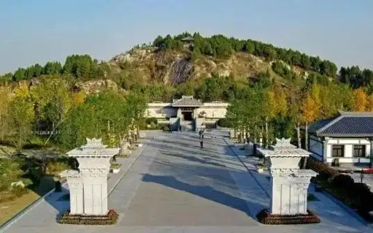 洋溢着雄浑恣肆的楚汉雄风雄伟,奇巧依山而建的龟山汉墓青山不见墓