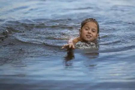 小女孩游泳 小女孩游泳会传染妇科病吗