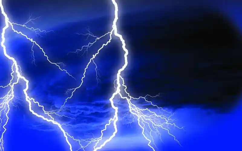 闪电风暴宽屏桌面壁纸