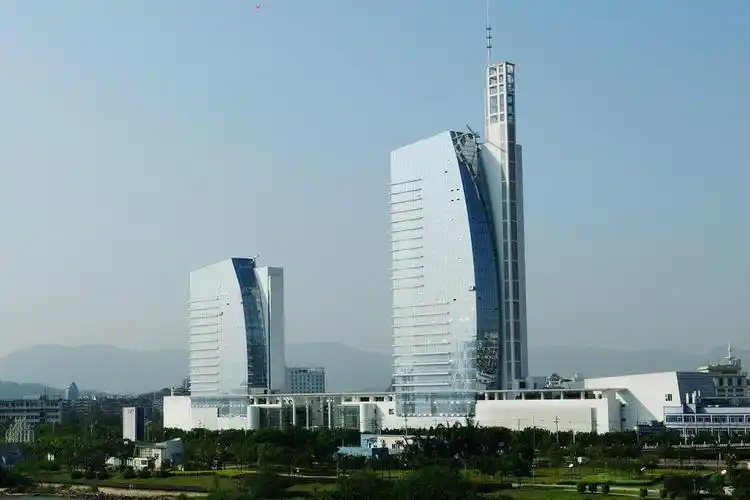 p>福建省广播电视中心投资近10亿元,占地120亩,建筑面积14万平方米