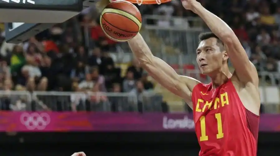 2012年奥运会上,易建联在对阵西班牙的比赛中砍下30分12板!