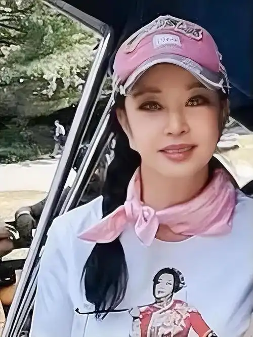 刘晓庆不扮嫩一身老人打扮,露出额头自然又大方,反倒真实舒服!