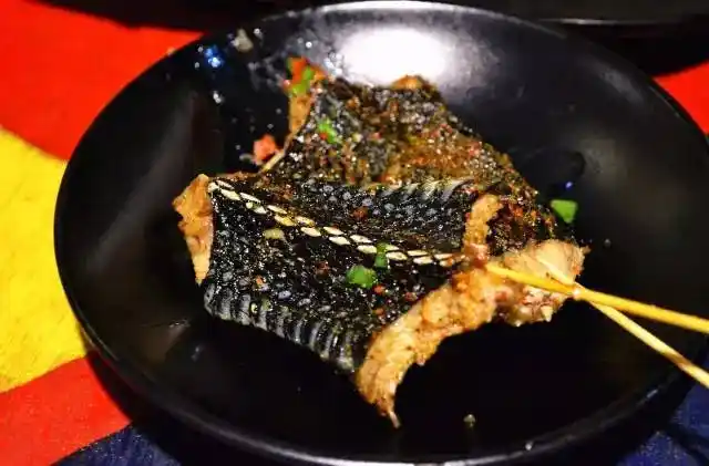 马叉虫烤蛇这家吃蛇的小店在砂子塘夜宵街,擅长做烧烤,蛇也只有烤的