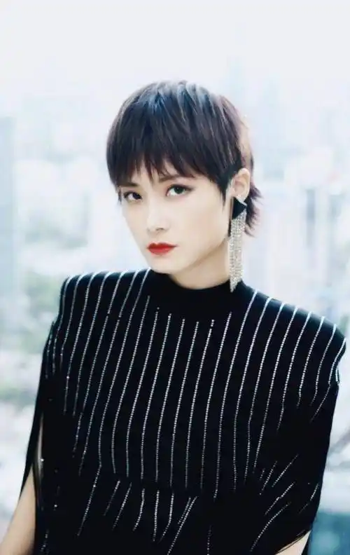 李宇春短裙亮相金鸡红毯,长腿妩媚性感十足_中国_电影_白色