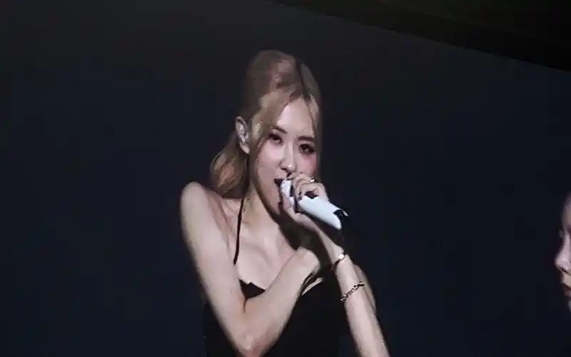 blackpink澳门演唱会rose solo