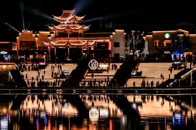 单日最多迎客近10万人后黄山屯溪河街如何趁势而上