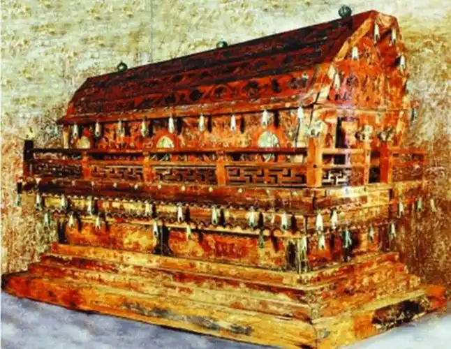 真实的奥古公主千年女巫凤棺内满是黄金腹部闪烁银色光芒