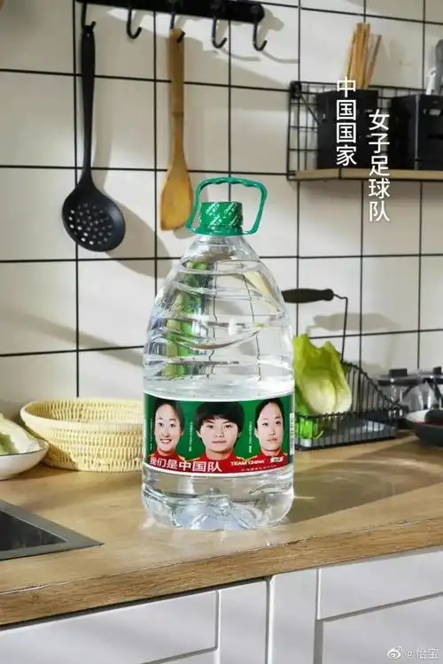 作为中国之队官方饮用水合作伙伴的怡宝在产品的包装纸上做出调整,把
