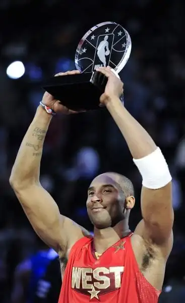 图文东部明星143148西部明星科比高举mvp奖杯