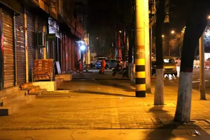 凌晨四点的保德街头是这样的.