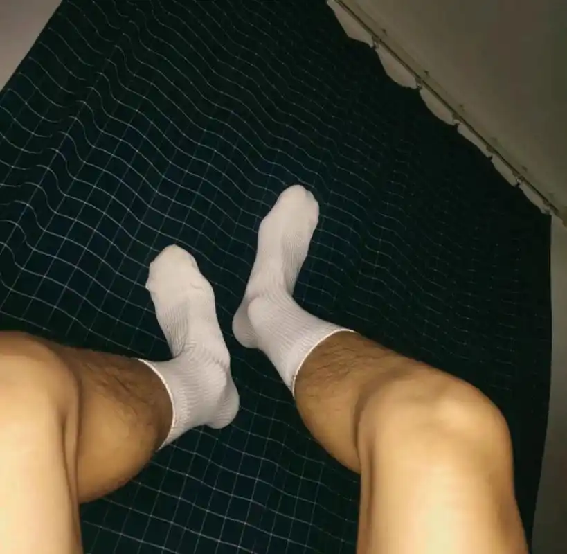 白袜是很多男人穿搭的选择,喜欢穿白袜的男人,他们往往很干净,给人的