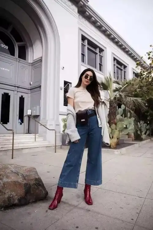 尖头高跟鞋与牛仔阔腿裤算是一种另类的混搭啦,显女人味也能穿出气场