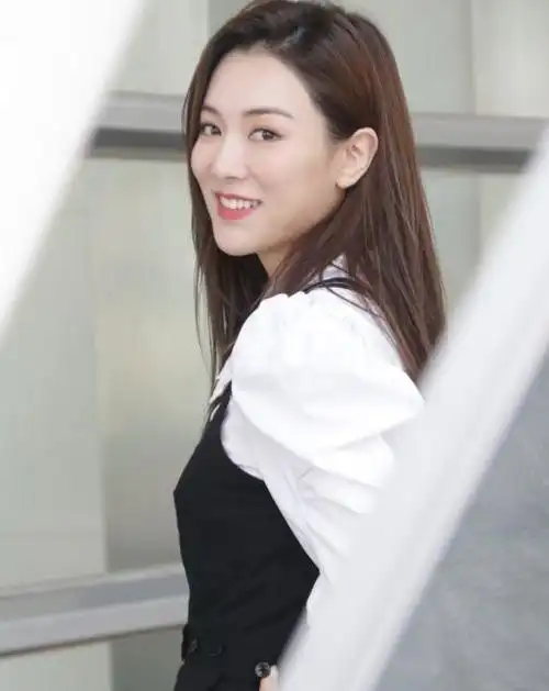 tvb女星王敏奕穿小背心拍亲热戏吻到嘴唇变形演技进步明显