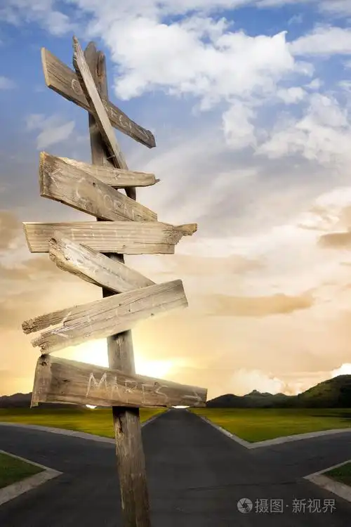 令人迷惑的方向箭头标志的十字路口